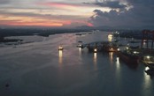 Bắt đầu hành trình vận chuyển kết cấu cầu đi bộ từ cảng Đông Xuyên về Sài Gòn