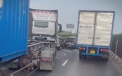 Hai vụ tai nạn liên tiếp làm tê liệt cao tốc về miền Trung