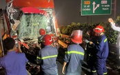 Xe khách tông đuôi xe đầu kéo trên cao tốc TP. Hồ Chí Minh - Long Thành lúc rạng sáng, tài xế tử vong