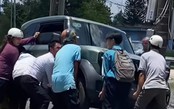 Người dân nâng ô-tô cứu bé gái mắc kẹt dưới gầm ô tô