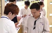 Thí sinh làm thủ tục dự thi tốt nghiệp THPT