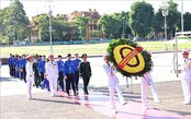 Đại biểu dự Đại hội Đoàn TNCS Hồ Chí Minh toàn quốc lần thứ XIII báo công dâng Bác