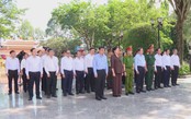 Chủ tịch Quốc hội viếng nghĩa trang và tượng đài Anh hùng Lực lượng vũ trang Nhân dân Võ Thị Sáu