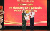 Chủ tịch Quốc hội trao Huy hiệu Đảng tặng các đồng chí lão thành cách mạng