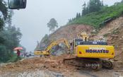 Mưa lớn gây sạt lở gần 200m3 đất đá trên Quốc lộ 4D