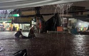 TP. Hồ Chí Minh mưa lớn cuối ngày, nhiều tuyến đường ngập, người dân chật vật di chuyển