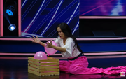 Như Thùy “quăng hết hình tượng”, hóa "tôm búng" tại Song Tài Thách Đấu 2