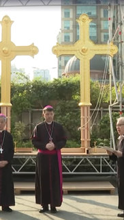 Nhà thờ Đức Bà đặt 2 thánh giá mạ vàng nặng 400 kg lên đỉnh tháp