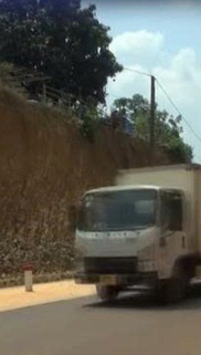 Đồng Nai: Lại thêm tuyến đường hạ cốt nền, nhà dân nằm cheo leo trên mép vực