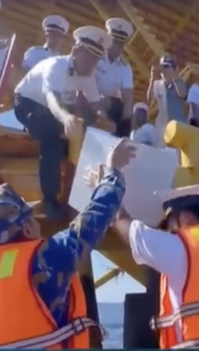 Mang lá phiếu đến với cử tri nơi đầu sóng