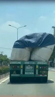 Hình ảnh xe Container chở hàng quá nguy hiểm