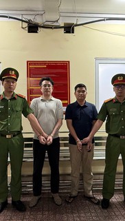 Bắt khẩn cấp 2 tài xế ô tô gây rối trật tự công cộng