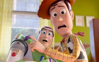 Woody và Buzz khiếp sợ trước máy tính bảng trong trailer Toy Story 5