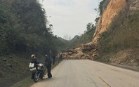 Sạt lở nghiêm trọng trên Quốc lộ 6, nghi đè trúng 2 xe máy