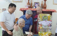 TP.HCM thăm, tặng quà người có công nhân kỷ niệm 78 năm Ngày Thương binh - Liệt sĩ