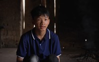 Cậu bé có cha bị tâm thần, mẹ bỏ đi khi em chưa hai tuổi