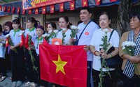 Những nhành hoa trắng tiễn các liệt sĩ về với đất mẹ