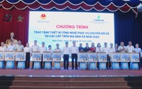 Trao 12 bộ thiết bị hỗ trợ chuyển đổi số tại xã Ngãi Giao