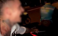 Thanh niên nước ngoài bám xe máy, trượt ván trên đường phố Nha Trang