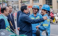 Thủ tướng Phạm Minh Chính cảm ơn, tặng quà công nhân vệ sinh môi trường tại Thủ đô