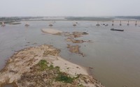 Nước sông Hồng cạn, tàu thuyền di chuyển khó khăn