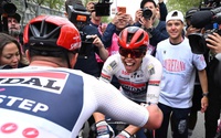 Paul Magnier thắng chặng mở màn Giro d'Italia 2026 trong hỗn loạn