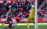 Elliot Anderson tỏa sáng giúp Nottingham Forest giữ hy vọng trụ hạng