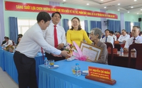 Phường Thới Hòa trao Huy hiệu Đảng cho các đảng viên lão thành nhân kỷ niệm Ngày sinh Chủ tịch Hồ Chí Minh