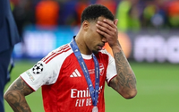 Gabriel xin đá quả phạt đền cuối cùng của Arsenal nhưng đá hỏng