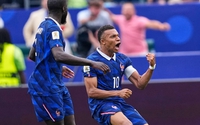 Mbappé lập cú đúp trong trận thứ 100, đưa Pháp vào vòng 1/16