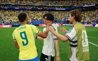 Matheus Cunha dỗ dành cầu thủ Nhật Bản khóc vì thua Brazil đầy tiếc nuối