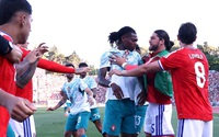 Đàn em Ronaldo đánh người nhận thẻ đỏ, nguy cơ bị cấm thi đấu World Cup 2026