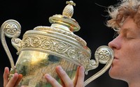 Sinner bảo vệ thành công ngôi vương Wimbledon sau cú sốc tại Roland Garros