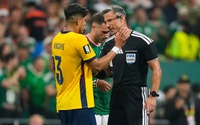 Vì sao FIFA mạnh tay với hành vi "che miệng" khi tranh cãi trên sân?