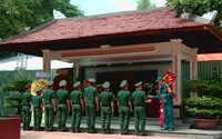 Dòng người lặng lẽ thắp hương tri ân tại Công viên Lê Thị Riêng, hướng về các anh hùng liệt sĩ