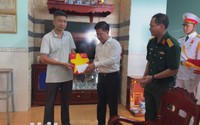 Trao tặng di ảnh phục dựng cho thân nhân gia đình liệt sĩ