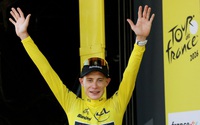 Jonas Vingegaard mặc Áo Vàng Tour de France sau chặng 1