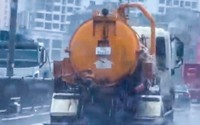 Danh tính tài xế xe bồn hút bùn để chất thải tràn xuống Vành đai 3 Hà Nội