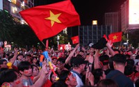 Biển người và cờ hoa rực rỡ ăn mừng chức vô địch AFF Cup 2026