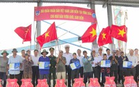Hải quân Vùng 2 hỗ trợ ngư dân Vĩnh Long vươn khơi