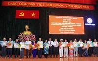 Phường Bình Thạnh trao huy hiệu Đảng cho 331 đảng viên dịp Quốc khánh