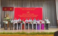 Trao tặng Huy hiệu Đảng đợt 2/9 cho 62 đảng viên tại phường Phú Mỹ