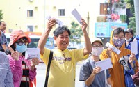 Trúng thưởng ở trạm xe buýt, ân tình từ những chuyến xe quen