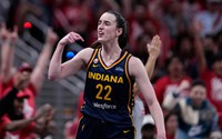 Caitlin Clark tỏa sáng, Indiana Fever cân bằng loạt trận playoff WNBA