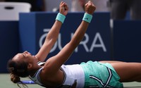 US Open: Zheng Qinwen ngược dòng ngoạn mục, Naomi Osaka cùng vào vòng 4