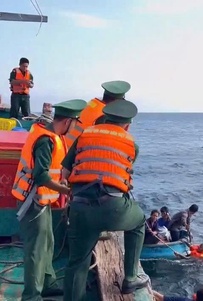 Kịp thời cứu 8 thuyền viên bị nạn trên vùng biển đặc khu Côn Đảo