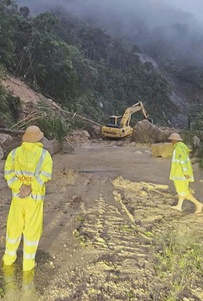 Lâm Đồng: Cảnh sát giao thông giải cứu 20 người mắc kẹt giữa đèo Khánh Lê