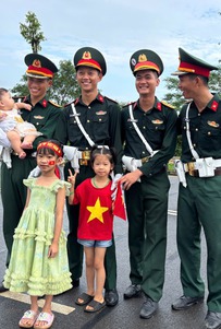Đường vào ĐHQG khu vực Hòa Lạc vỡ trận khi người dân đổ về xem buổi hợp luyện A80 cuối cùng