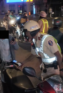 Thấy "chị gái" đi loạn choạng, mời chị thổi là các anh giữ xe dùm chị luôn