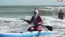 Những ông già Noel lướt sóng ở Florida Mỹ
